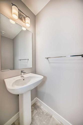 207 Evanscrest Square Nw, Calgary, AB - Indoor Photo Showing Bathroom