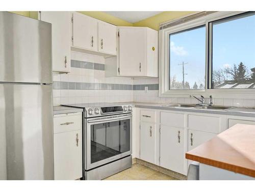 53-175 Manora Place Ne, Calgary, AB - Indoor Photo Showing Kitchen With Double Sink