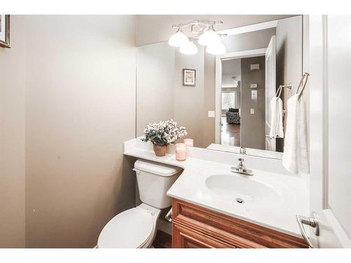 109 Everglade Circle Sw, Calgary, AB - Indoor Photo Showing Bathroom