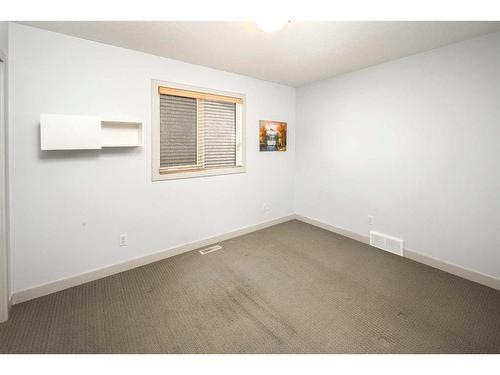 109 Everglade Circle Sw, Calgary, AB - Indoor Photo Showing Other Room