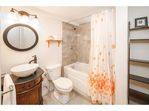 109 Everglade Circle Sw, Calgary, AB - Indoor Photo Showing Bathroom