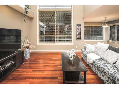 109 Everglade Circle Sw, Calgary, AB - Indoor Photo Showing Living Room