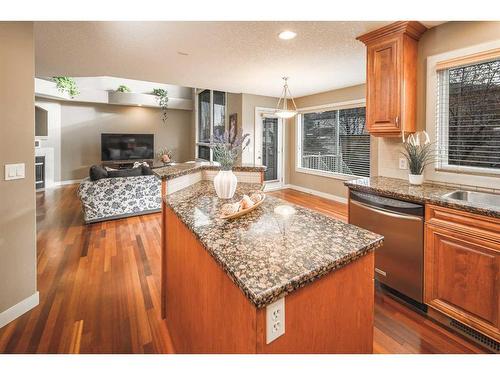 109 Everglade Circle Sw, Calgary, AB - Indoor Photo Showing Kitchen