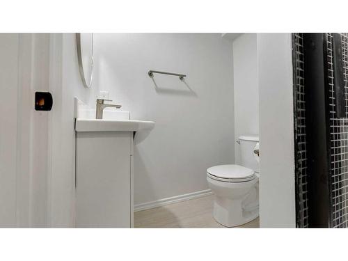 260 Southampton Drive Sw, Calgary, AB - Indoor Photo Showing Bathroom