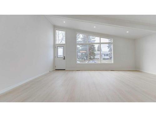 260 Southampton Drive Sw, Calgary, AB - Indoor Photo Showing Other Room