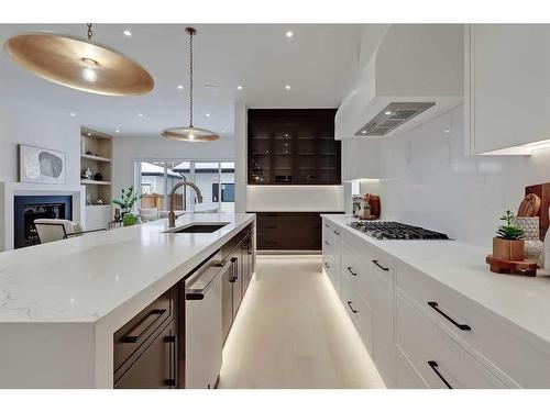 627 18 Avenue Nw, Calgary, AB - Indoor Photo Showing Kitchen With Upgraded Kitchen