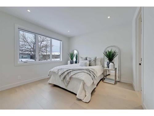 627 18 Avenue Nw, Calgary, AB - Indoor Photo Showing Bedroom