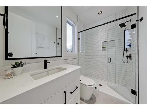 627 18 Avenue Nw, Calgary, AB - Indoor Photo Showing Bathroom