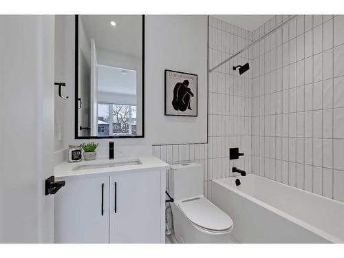 627 18 Avenue Nw, Calgary, AB - Indoor Photo Showing Bathroom