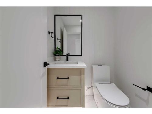 627 18 Avenue Nw, Calgary, AB - Indoor Photo Showing Bathroom