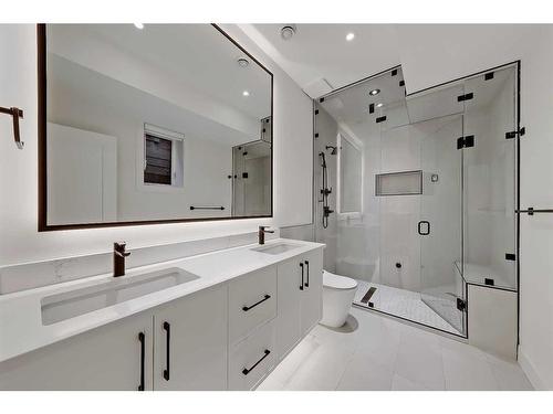 627 18 Avenue Nw, Calgary, AB - Indoor Photo Showing Bathroom