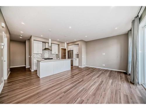 180 Magnolia Terrace Se, Calgary, AB - Indoor Photo Showing Kitchen