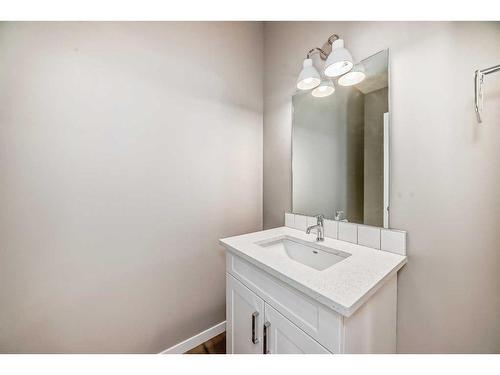 180 Magnolia Terrace Se, Calgary, AB - Indoor Photo Showing Bathroom