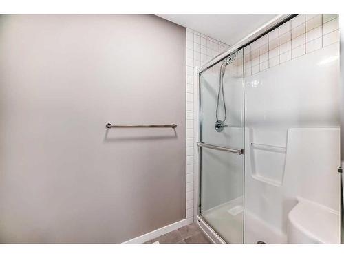 180 Magnolia Terrace Se, Calgary, AB - Indoor Photo Showing Bathroom