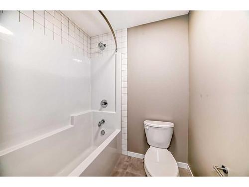 180 Magnolia Terrace Se, Calgary, AB - Indoor Photo Showing Bathroom