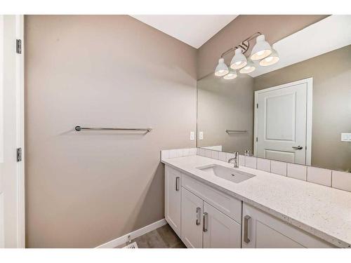 180 Magnolia Terrace Se, Calgary, AB - Indoor Photo Showing Bathroom