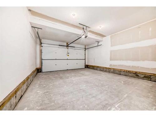 180 Magnolia Terrace Se, Calgary, AB - Indoor Photo Showing Garage