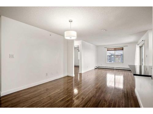 424-7210 80 Avenue Ne, Calgary, AB - Indoor Photo Showing Other Room