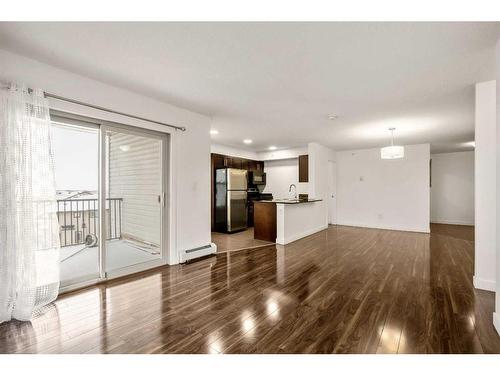 424-7210 80 Avenue Ne, Calgary, AB - Indoor Photo Showing Living Room