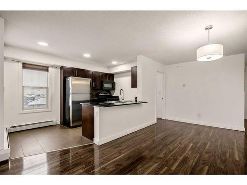 424-7210 80 Avenue Ne, Calgary, AB - Indoor Photo Showing Kitchen