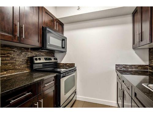 424-7210 80 Avenue Ne, Calgary, AB - Indoor Photo Showing Kitchen