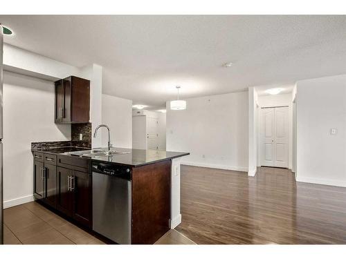 424-7210 80 Avenue Ne, Calgary, AB - Indoor Photo Showing Kitchen