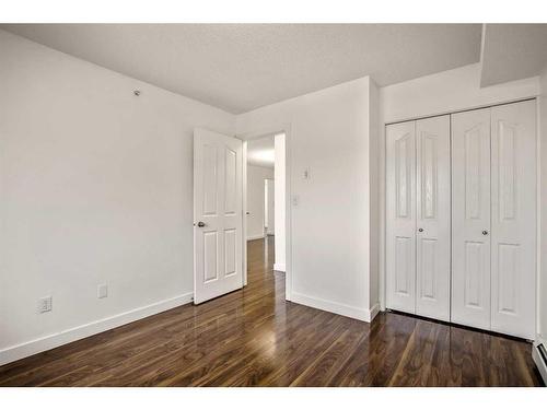 424-7210 80 Avenue Ne, Calgary, AB - Indoor Photo Showing Other Room