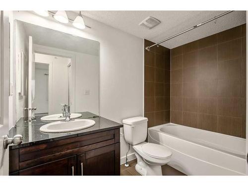 424-7210 80 Avenue Ne, Calgary, AB - Indoor Photo Showing Bathroom