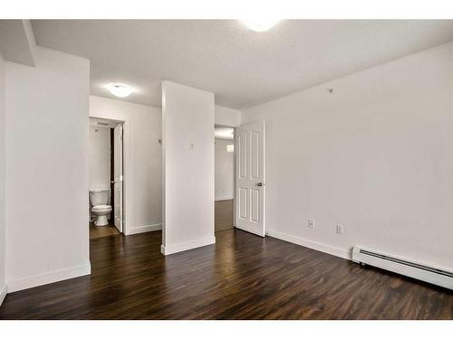 424-7210 80 Avenue Ne, Calgary, AB - Indoor Photo Showing Other Room