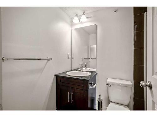 424-7210 80 Avenue Ne, Calgary, AB - Indoor Photo Showing Bathroom