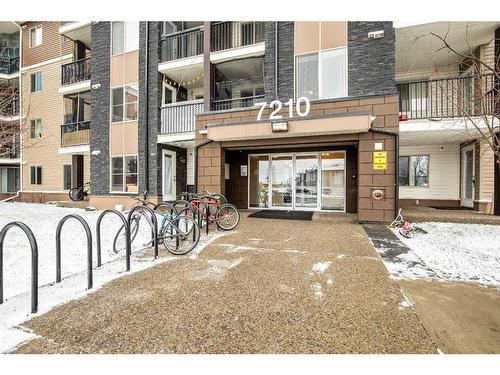 424-7210 80 Avenue Ne, Calgary, AB - Outdoor