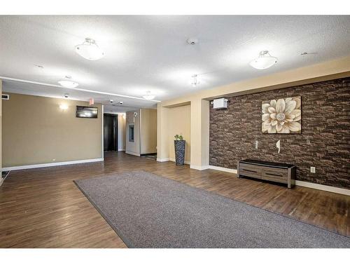 424-7210 80 Avenue Ne, Calgary, AB - Indoor Photo Showing Other Room