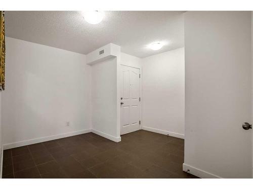 424-7210 80 Avenue Ne, Calgary, AB - Indoor Photo Showing Other Room