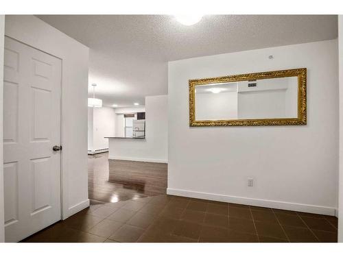 424-7210 80 Avenue Ne, Calgary, AB - Indoor Photo Showing Other Room