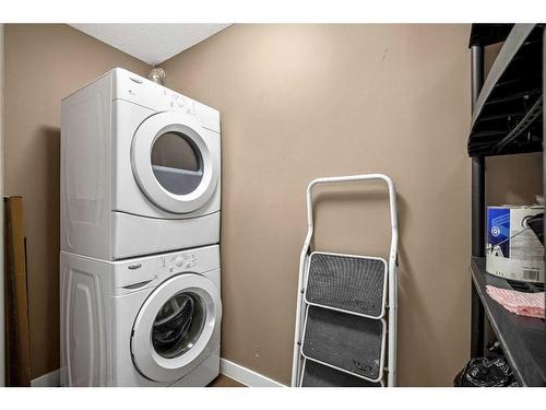 424-7210 80 Avenue Ne, Calgary, AB - Indoor Photo Showing Laundry Room