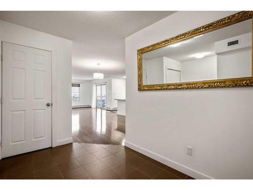 424-7210 80 Avenue Ne, Calgary, AB - Indoor Photo Showing Other Room