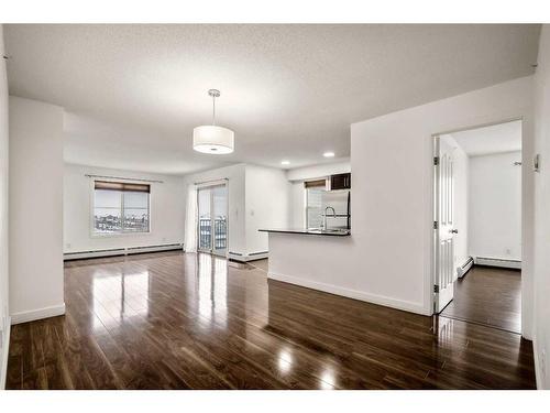 424-7210 80 Avenue Ne, Calgary, AB - Indoor Photo Showing Other Room