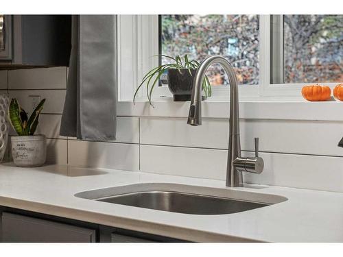 40 Hawkwood Road Nw, Calgary, AB - Indoor Photo Showing Kitchen