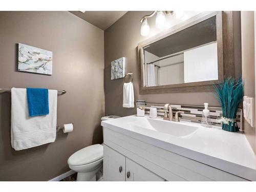 40 Hawkwood Road Nw, Calgary, AB - Indoor Photo Showing Bathroom