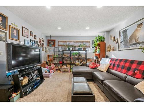 40 Hawkwood Road Nw, Calgary, AB - Indoor Photo Showing Living Room