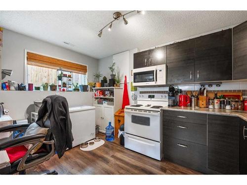 40 Hawkwood Road Nw, Calgary, AB - Indoor Photo Showing Kitchen