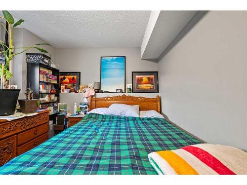 40 Hawkwood Road Nw, Calgary, AB - Indoor Photo Showing Bedroom