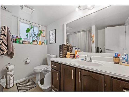 40 Hawkwood Road Nw, Calgary, AB - Indoor Photo Showing Bathroom