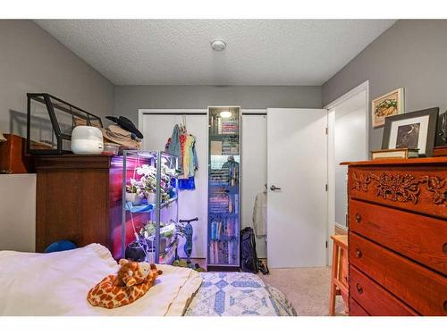 40 Hawkwood Road Nw, Calgary, AB - Indoor Photo Showing Bedroom