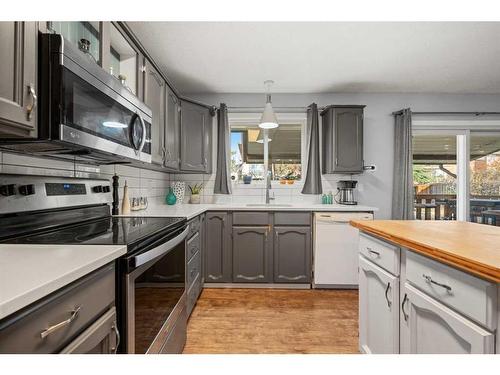 40 Hawkwood Road Nw, Calgary, AB - Indoor Photo Showing Kitchen