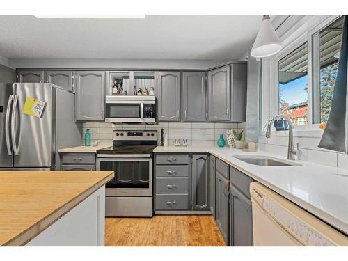 40 Hawkwood Road Nw, Calgary, AB - Indoor Photo Showing Kitchen