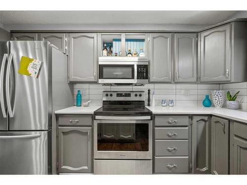 40 Hawkwood Road Nw, Calgary, AB - Indoor Photo Showing Kitchen