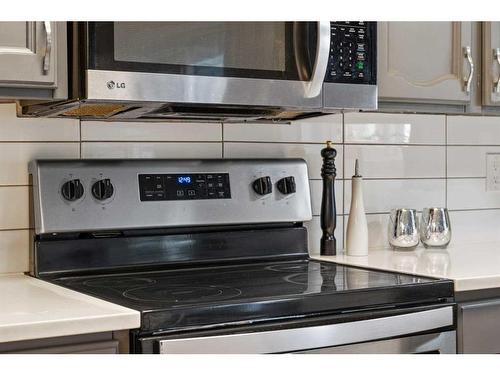 40 Hawkwood Road Nw, Calgary, AB - Indoor Photo Showing Kitchen