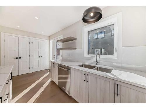 115-1330 1St Ave, Canmore, AB - Indoor Photo Showing Kitchen With Double Sink