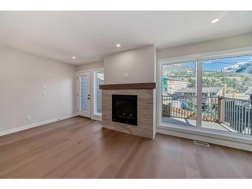 115-1330 1St Ave, Canmore, AB - Indoor Photo Showing Living Room With Fireplace